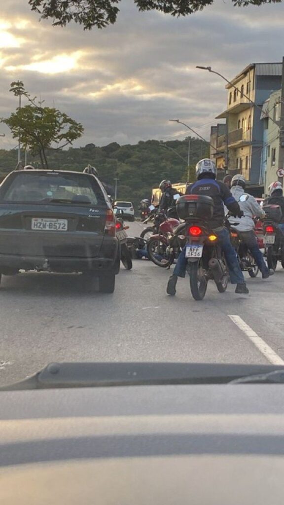 Motociclista morre em acidente grave com caminhão na Via do Minério, na Região do Barreiro, em BH - Foto: Reprodução/Redes Sociais