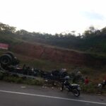 Motorista morre após caminhão de suco capotar na BR-381, entre São Gonçalo do Rio Abaixo e João Monlevade - Foto: Reprodução/Redes Sociais