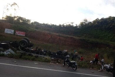 Motorista morre após caminhão de suco capotar na BR-381, entre São Gonçalo do Rio Abaixo e João Monlevade - Foto: Reprodução/Redes Sociais