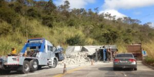 Carreta e caminhão batem de frente e causa congestionamento na BR-381, em Sabará - Foto: Reprodução/Redes Sociais