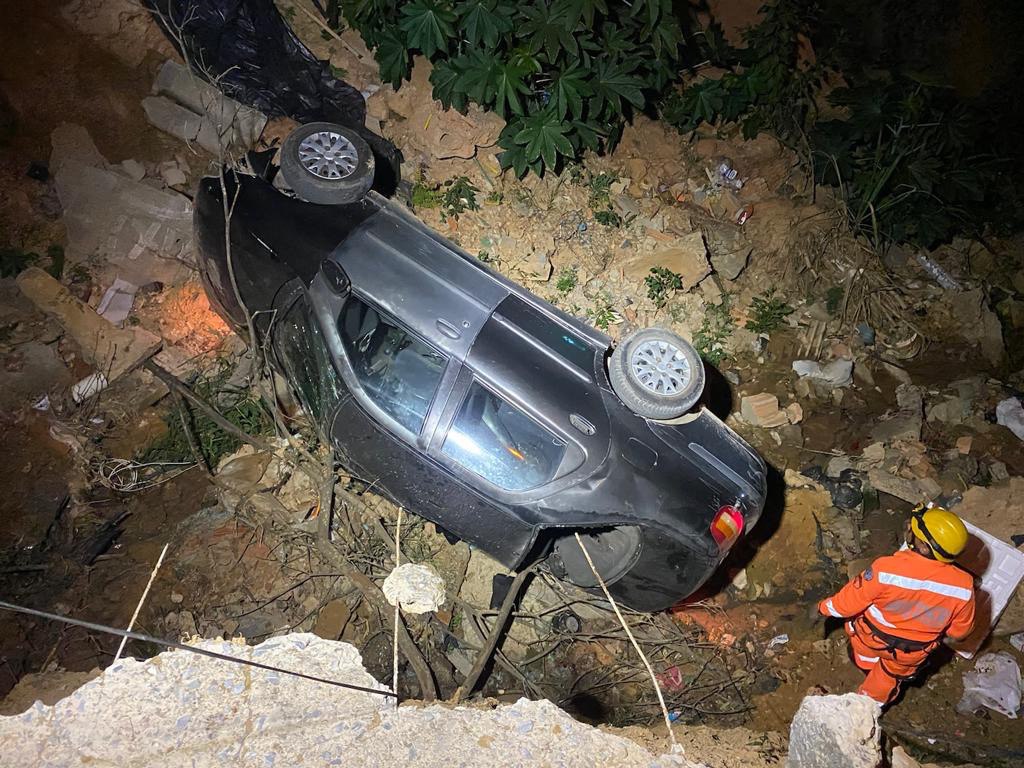 Dois homens ficam feridos após carro cair em vala no bairro Jardim Daliana, em Vespasiano - Foto: Divulgação/CBMMG