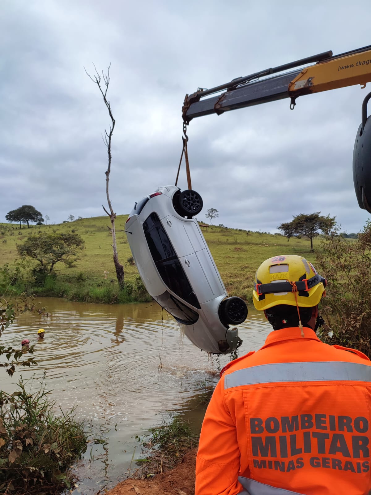 Quatro pessoas morrem após carro cair dentro de lagoa na MG-010, em Conceição do Mato Dentro - Foto: Divulgação/CBMMG