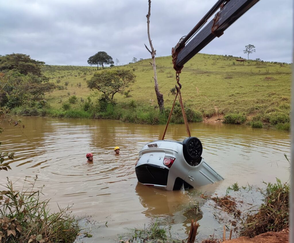 Quatro pessoas morrem após carro cair dentro de lagoa na MG-010, em Conceição do Mato Dentro - Foto: Divulgação/CBMMG