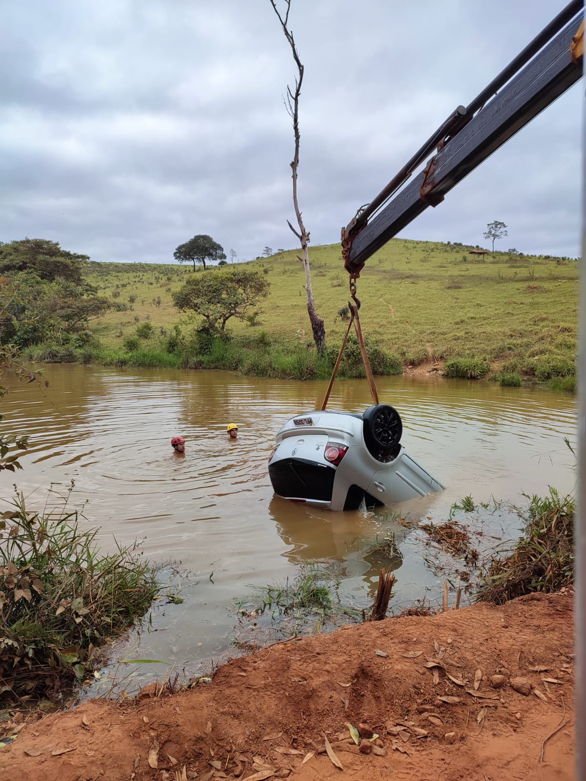 Quatro pessoas morrem após carro cair dentro de lagoa na MG-010, em Conceição do Mato Dentro - Foto: Divulgação/CBMMG