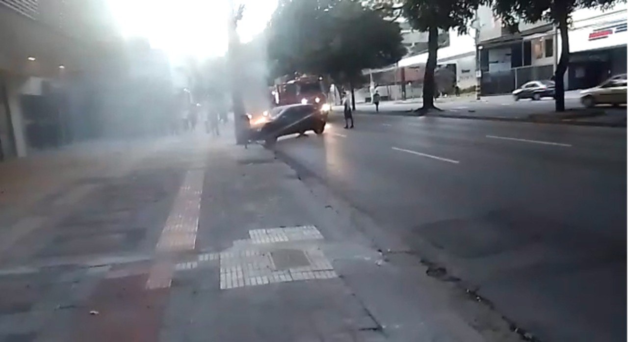 Carro Bate Em Poste E Pega Fogo Na Avenida Do Contorno Em Bh Por Dentro De Minas 