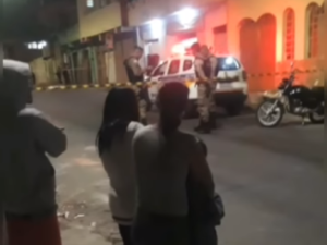 Homem morre e três pessoas ficam feridas após tiroteio em um bar no bairro Novo Aarão Reis, em BH - Foto: Reprodução