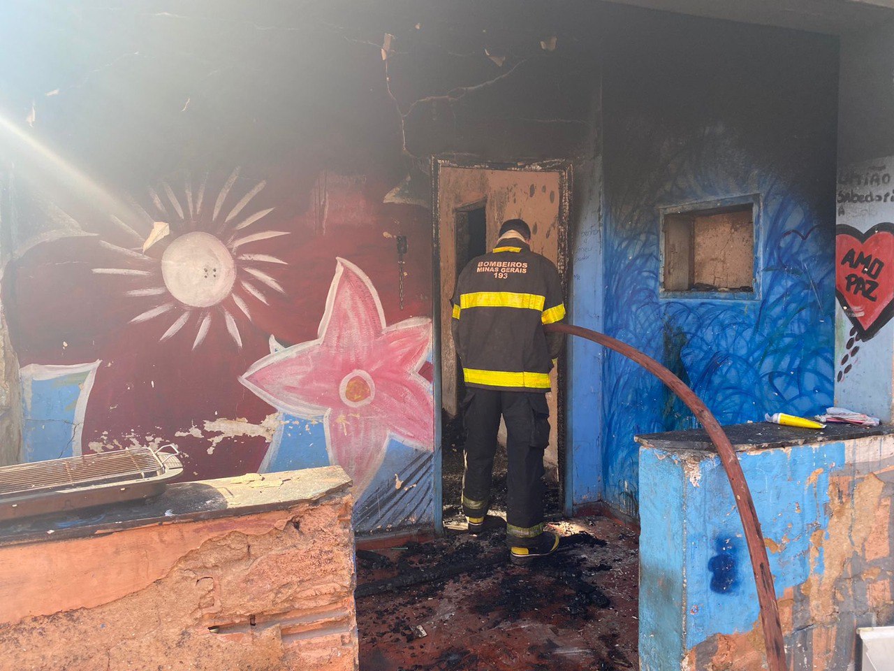  Casa é incendiada e uma pessoa morre no bairro Nova Suíça, em BH - Foto: Divulgação/CBMMG