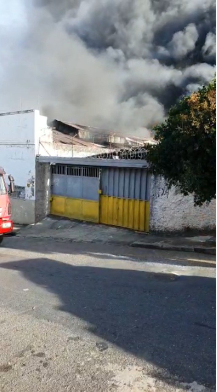 Galpão de oficina mecânica é destruído por incêndio de grandes proporções no bairro Bonfim, em BH - Foto: Divulgação/CBMMG