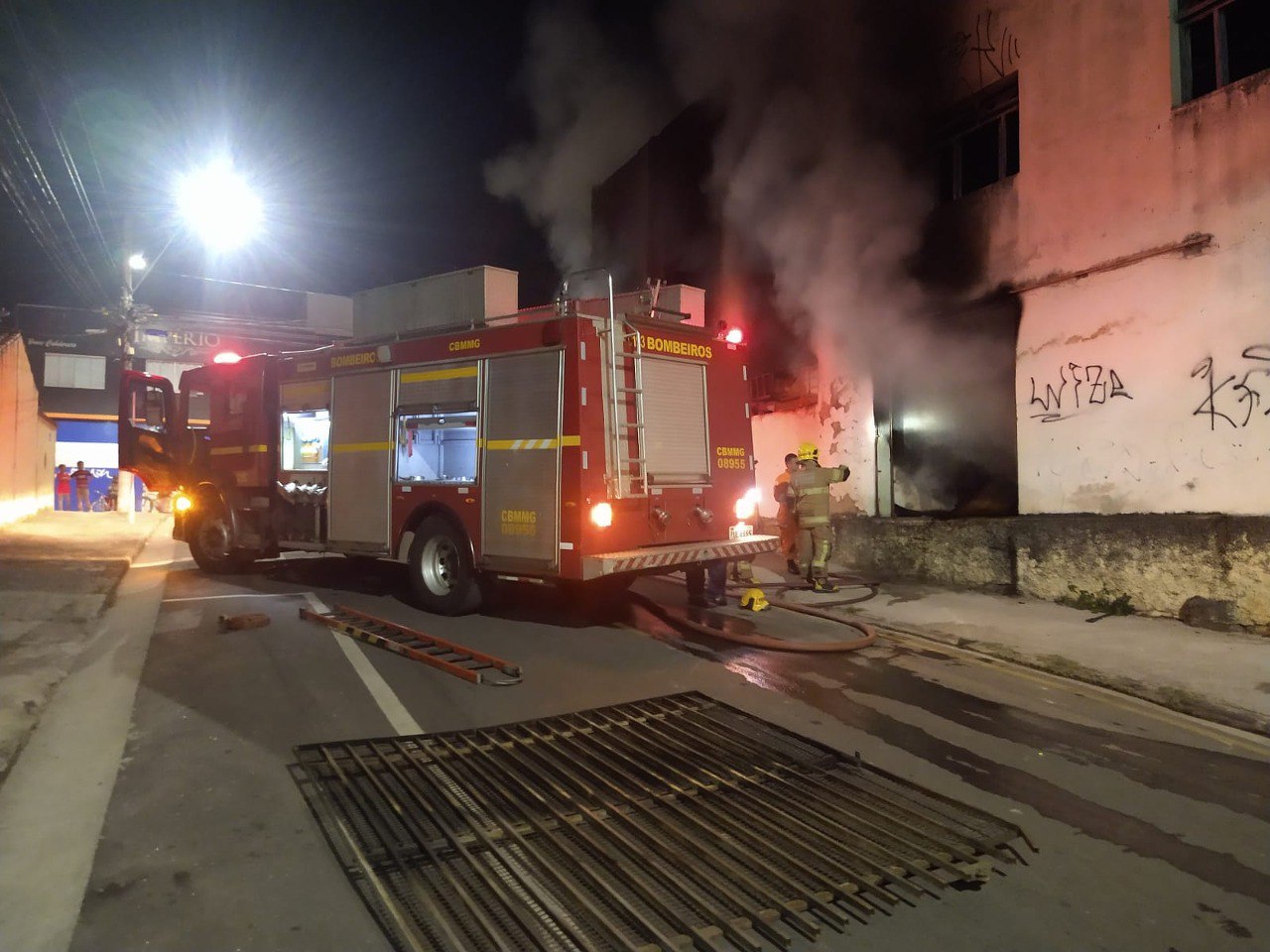 Homem fica preso em incêndio dentro antiga fábrica no Centro de Ribeirão das Neves - Foto: Divulgação/Corpo de Bombeiros