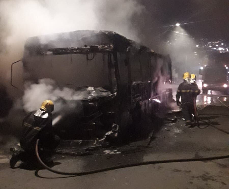 Incêndio a ônibus da linha 8205, no bairro Eymard - Foto: Divulgação/CBMMG