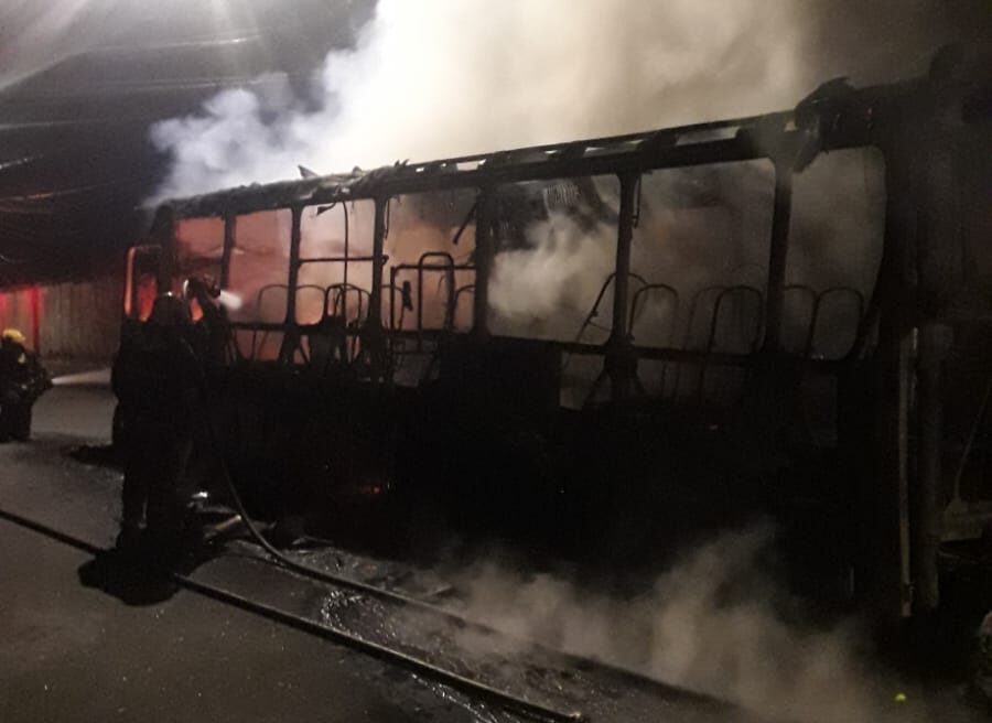 Incêndio a ônibus da linha 8205, no bairro Eymard - Foto: Divulgação/CBMMG