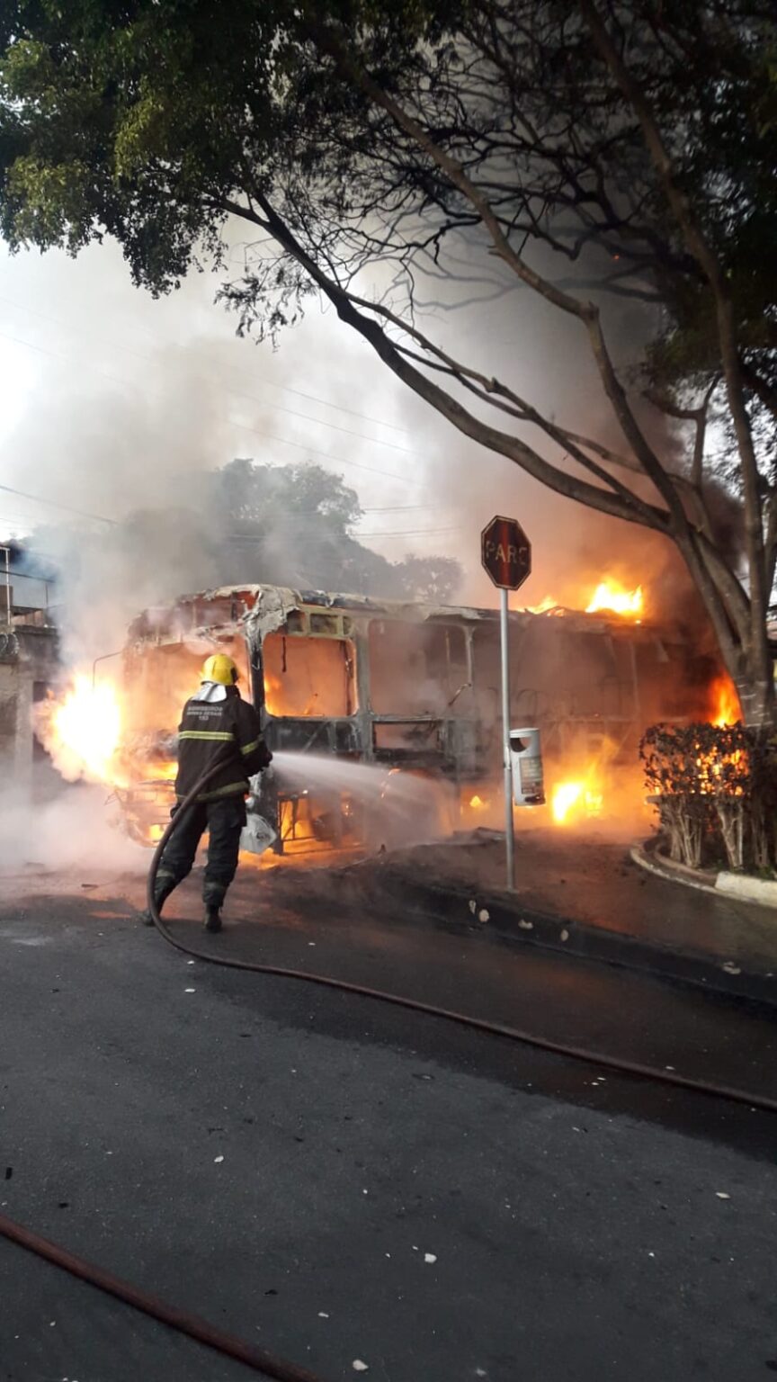 Dois ônibus são incendiados nos bairros Eymard e Campo Alegre, em BH Incêndio a ônibus da linha 717, no bairro Campo Alegre - Foto: Divulgação/CBMMG