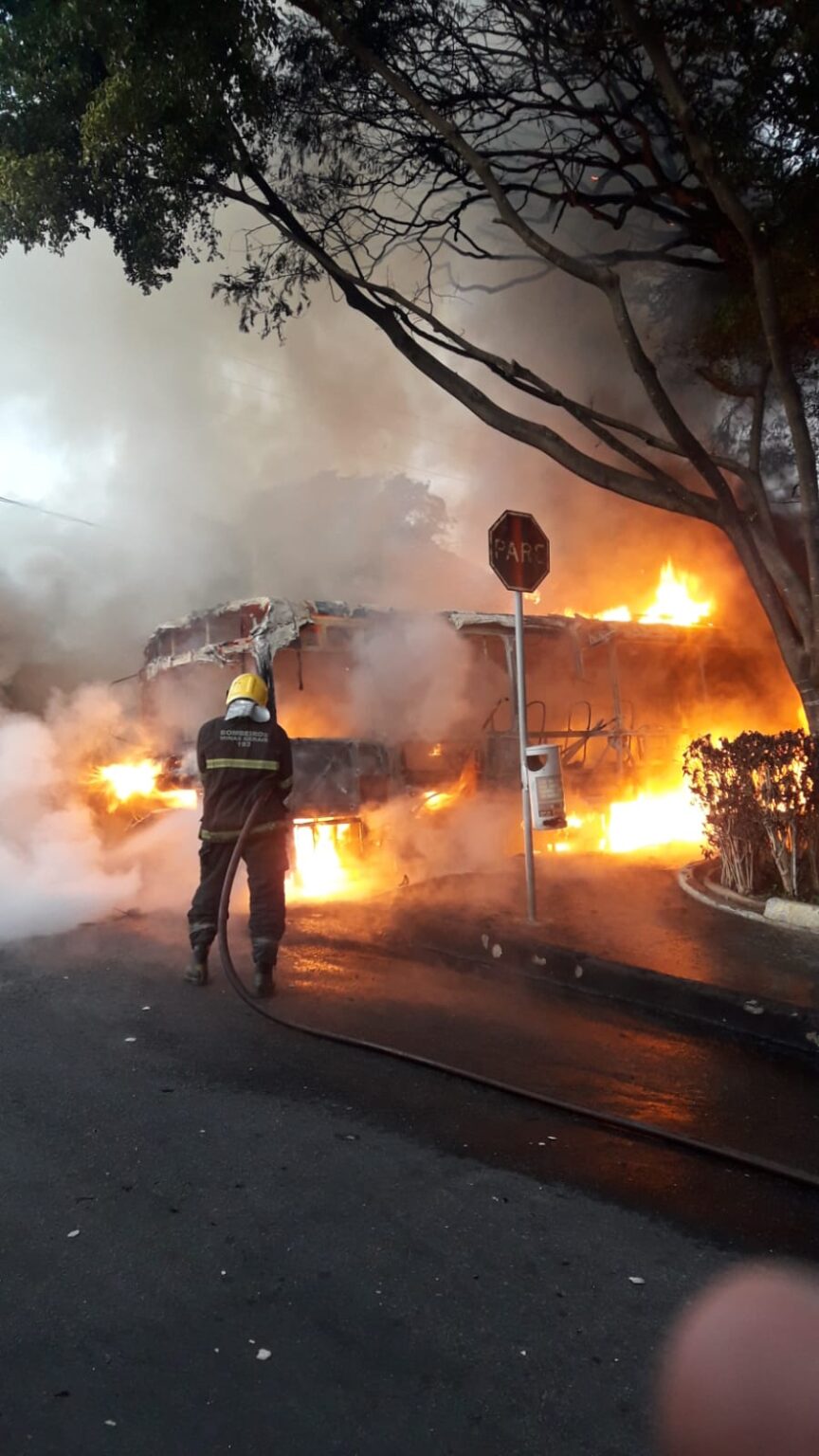 Dupla suspeita de atear fogo em ônibus é presa no bairro Campo Alegre, em Belo Horizonte Incêndio a ônibus da linha 717, no bairro Campo Alegre - Foto: Divulgação/CBMMG