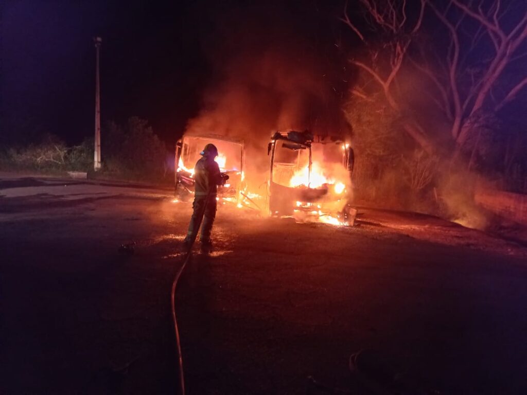 Dois ônibus ficam destruído após incêndio em Ponte Nova - Foto: Divulgação/CBMMG