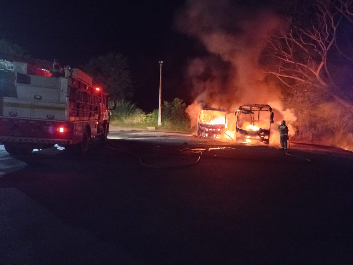 Dois ônibus ficam destruído após incêndio em Ponte Nova - Foto: Divulgação/CBMMG