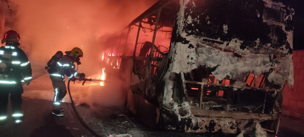 Ônibus da linha 3054 é incendiado no bairro Novo das Indústrias, na Região do Barreiro, em BH - Foto: Divulgação/CBMMG