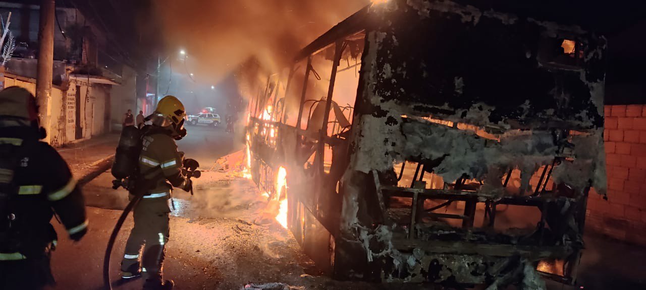 Ônibus da linha 3054 é incendiado no bairro Novo das Indústrias, na Região do Barreiro, em BH - Foto: Divulgação/CBMMG