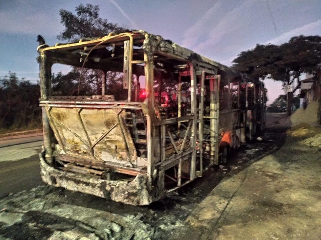 Ônibus é incendiado no bairro Jaqueline, na Região Norte de Belo Horizonte - Foto: Divulgação/CBMMG