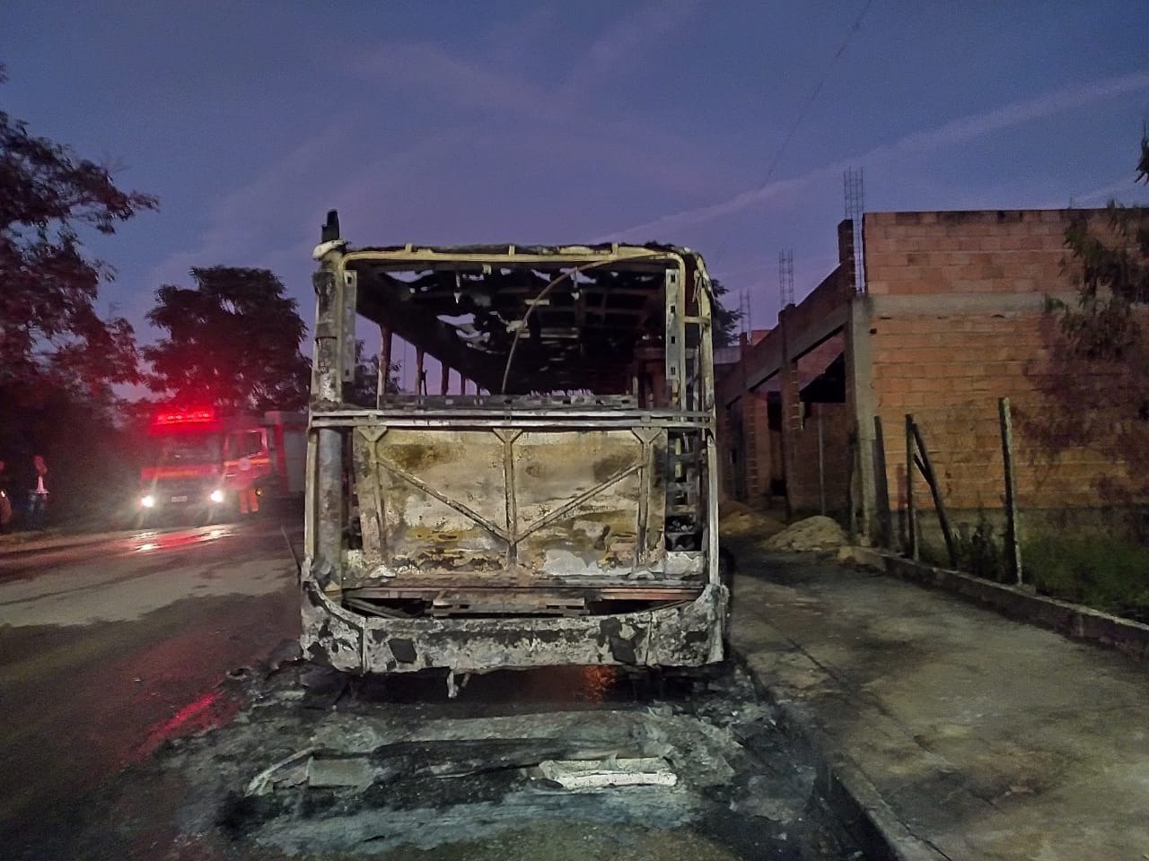 Ônibus é incendiado no bairro Jaqueline, na Região Norte de Belo Horizonte - Foto: Divulgação/CBMMG