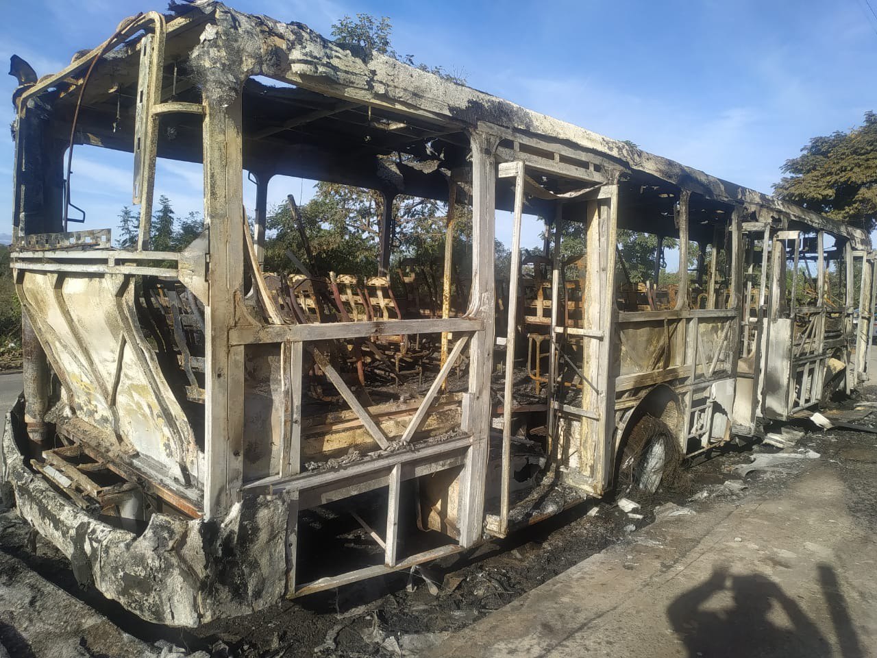 Ônibus é incendiado no bairro Jaqueline, na Região Norte de Belo Horizonte - Foto: Divulgação/CBMMG