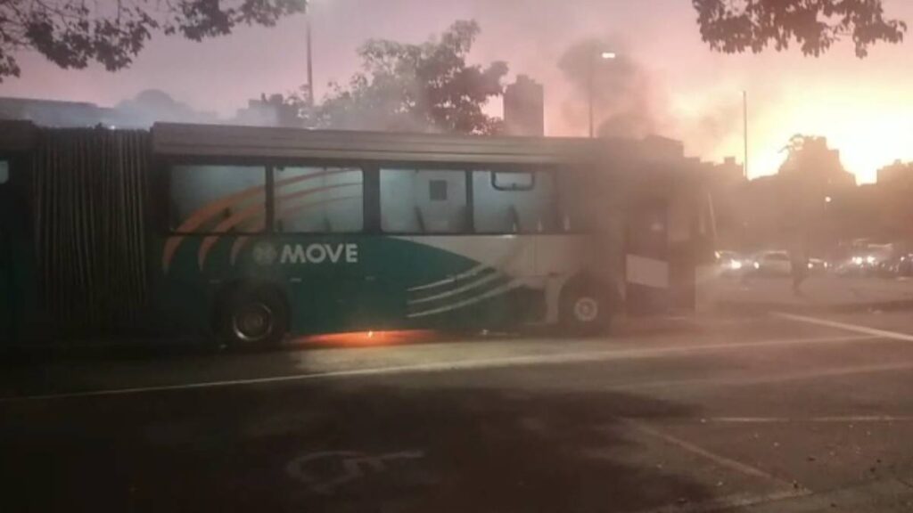 Ônibus do Move Metropolitano pega fogo na Estação Oiapoque, no Centro de Belo Horizonte - Foto: Reprodução/Redes Sociais