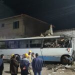 Motorista morre após ônibus bate em muro de casa em Ouro Branco - Foto: Divulgação/CBMMG
