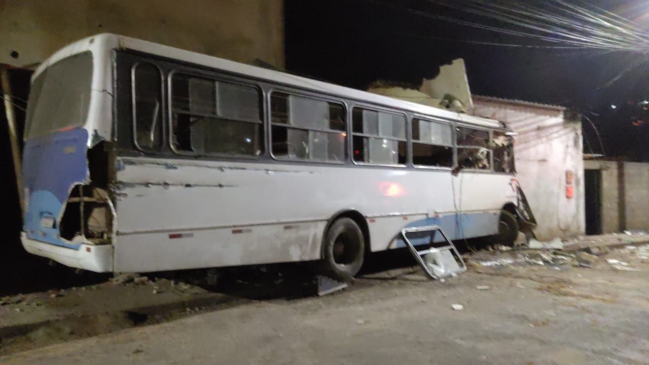 Motorista morre após ônibus bate em muro de casa em Ouro Branco - Foto: Divulgação/CBMMG