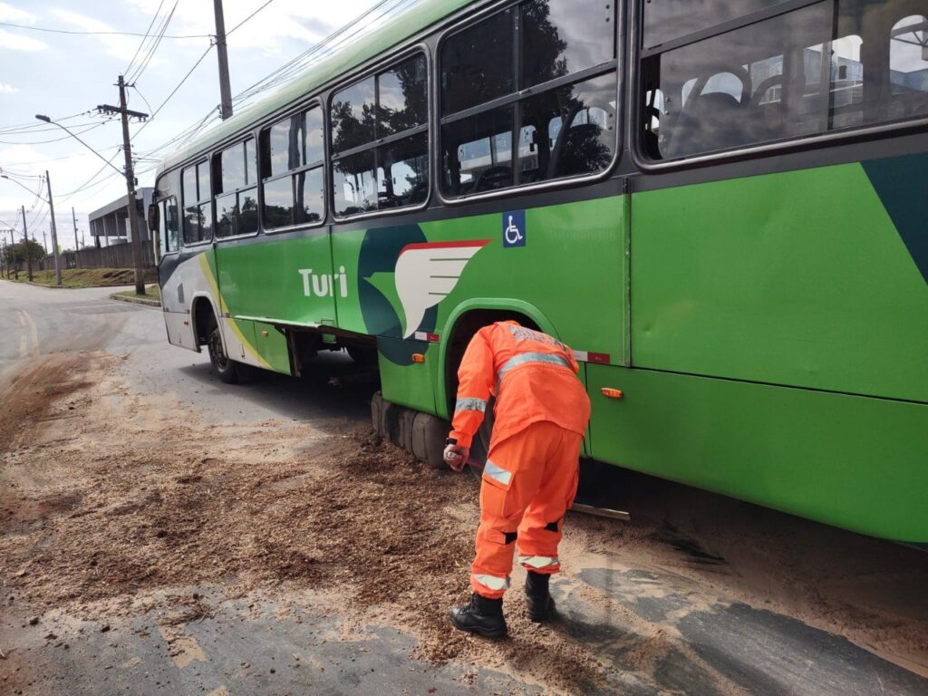 Bombeiros são mobilizado após tanque de combustível soltar de ônibus em Sete Lagoas - Foto: Divulgação/CBMMG