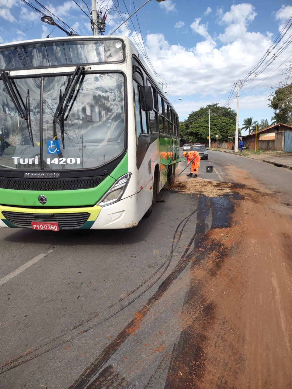 Bombeiros são mobilizado após tanque de combustível soltar de ônibus em Sete Lagoas - Foto: Divulgação/CBMMG