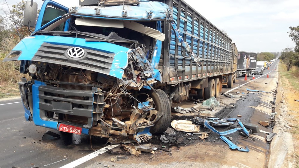 Duas carretas baterem de frente e motorista gravemente ferido na BR-135, em Corinto - Foto: Divulgação/Polícia Militar Rodoviária