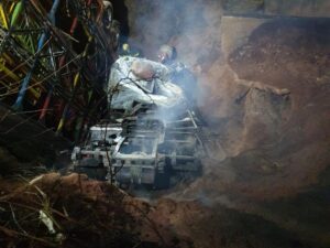 Duas pessoas morrem carbonizada após carreta cair em barranco na BR-259, em Governador Valadares - Foto: Divulgação/Corpo de Bombeiros