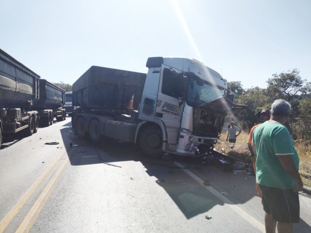 Motorista morrem em acidente entre carro e carreta na BR-354, em Formiga - Foto: Reprodução/Redes Sociais