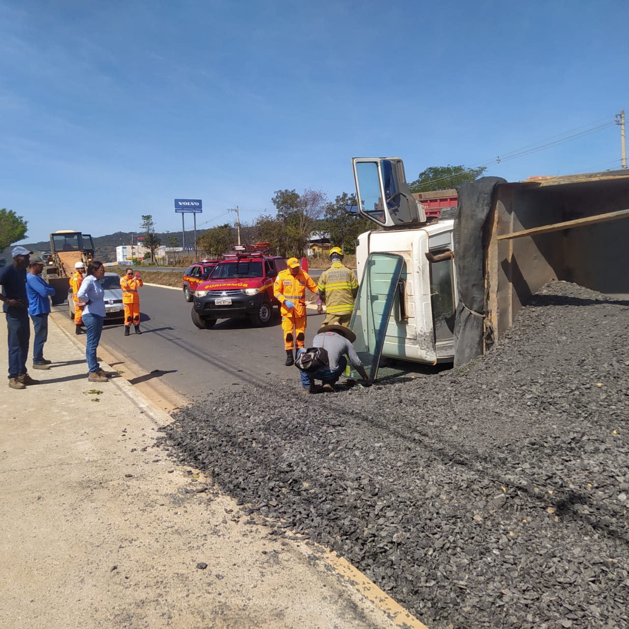 Motorista fica retido na cabine após caminhão tombar na BR-365, em Montes Claros - Foto: Divulgação/Corpo de Bombeiros