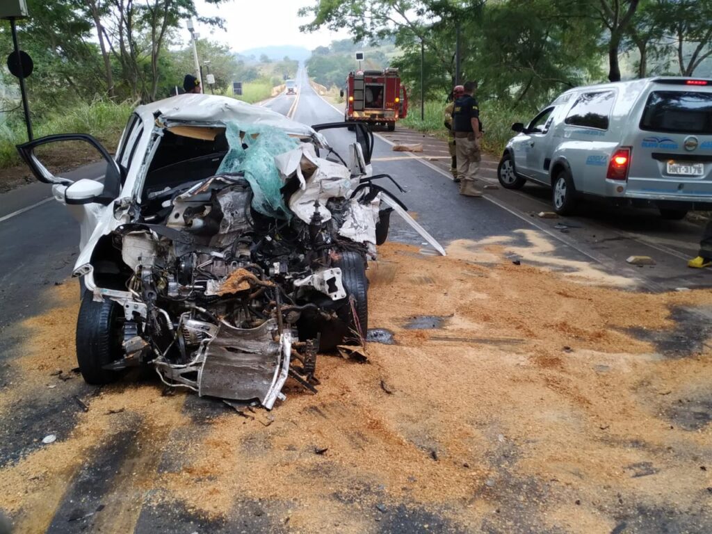 Acidente entre carro e caminhão deixa motorista morto na BR-365, em Uberlândia - Foto: Divulgação/Corpo de Bombeiros