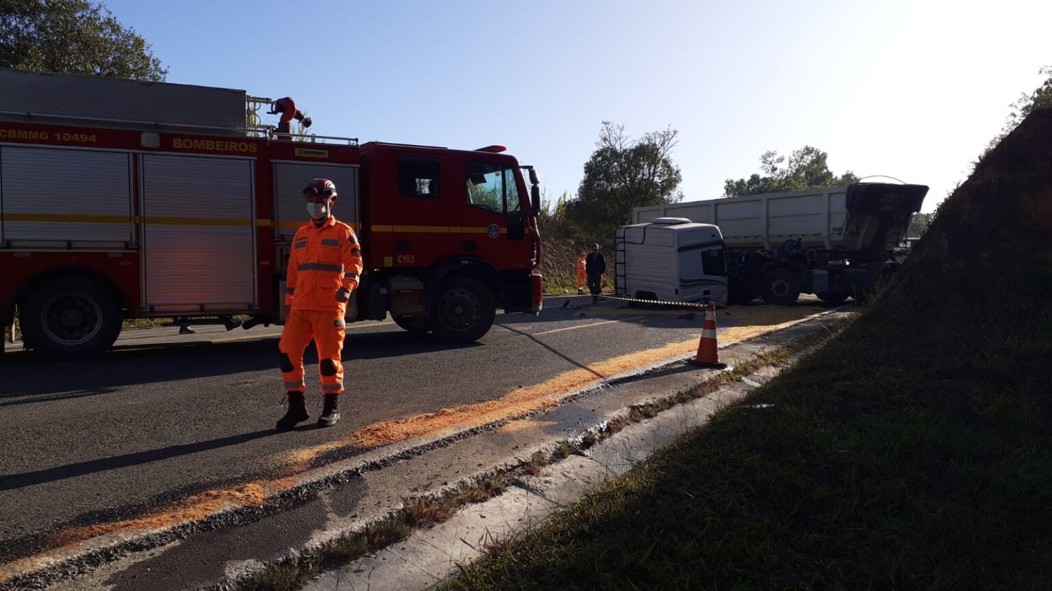 Motorista morre após carreta bater em barranco na MG-050, em Formiga - Foto: Divulgação/CBMMG