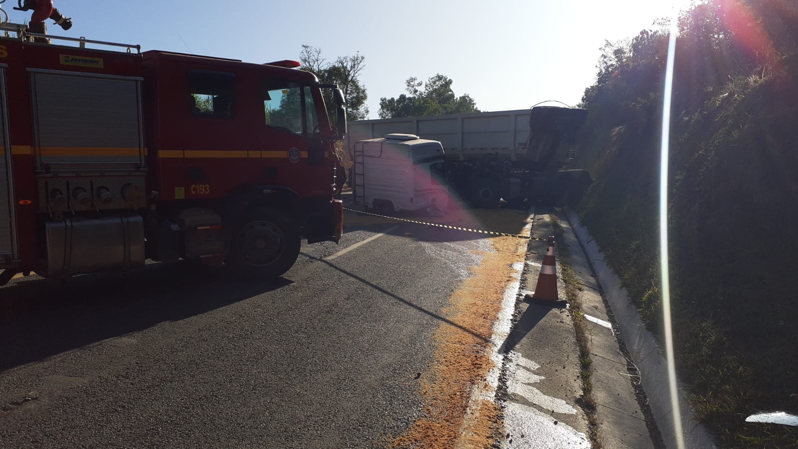 Motorista morre após carreta bater em barranco na MG-050, em Formiga - Foto: Divulgação/CBMMG