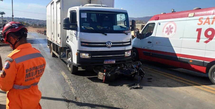 Motociclista fica ferido após acidente com caminhão na MG-050, em Piumhi - Foto: Divulgação/Samu