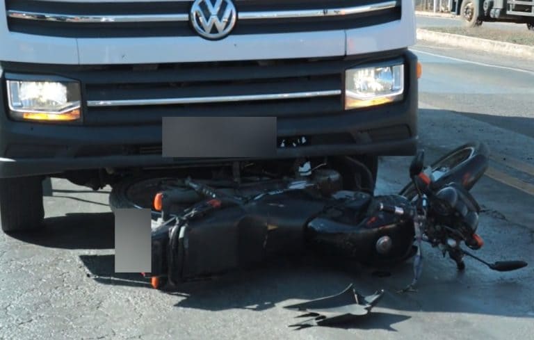 Motociclista fica ferido após acidente com caminhão na MG-050, em Piumhi - Foto: Divulgação/Samu