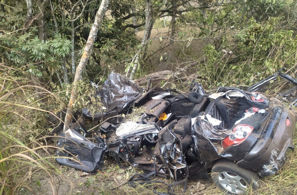 Motorista morre após carro capotar na MG-190, em Patrocínio - Foto: Divulgação/CBMMG