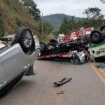 Três pessoas ficam feridas em batida entre dois carros e um caminhão-guincho na MG-447, entre Ubá e Visconde do Rio Branco - Foto: Reprodução/Redes Sociais
