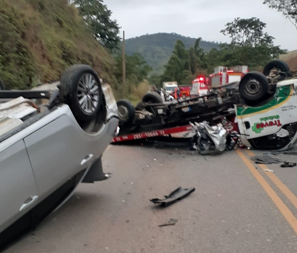 Três pessoas ficam feridas em batida entre dois carros e um caminhão-guincho na MG-447, entre Ubá e Visconde do Rio Branco - Foto: Reprodução/Redes Sociais