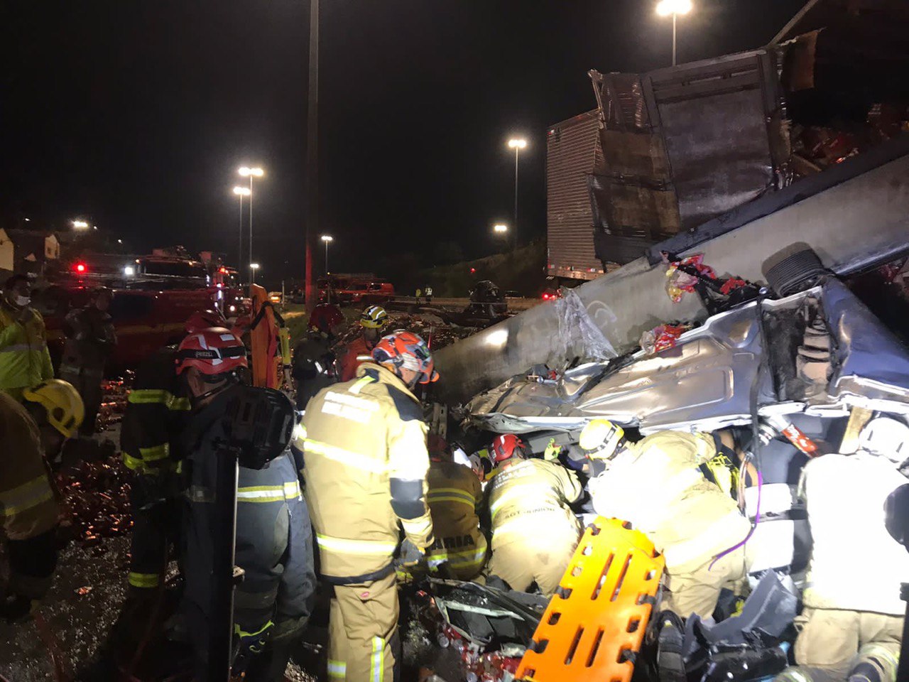 Duas pessoas morrem em grave acidente no Anel Rodoviário, no bairro Betânia, em BH - Foto: Divulgação/CBMMG