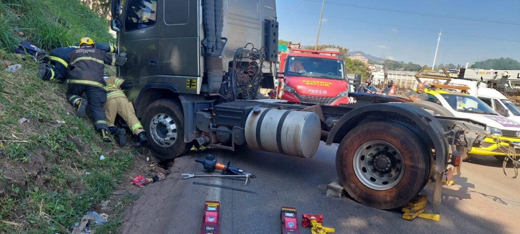 Motociclista tem pernas amputadas após acidente no Anel Rodoviário, em Belo Horizonte - Foto: Divulgação/Corpo de Bombeiros