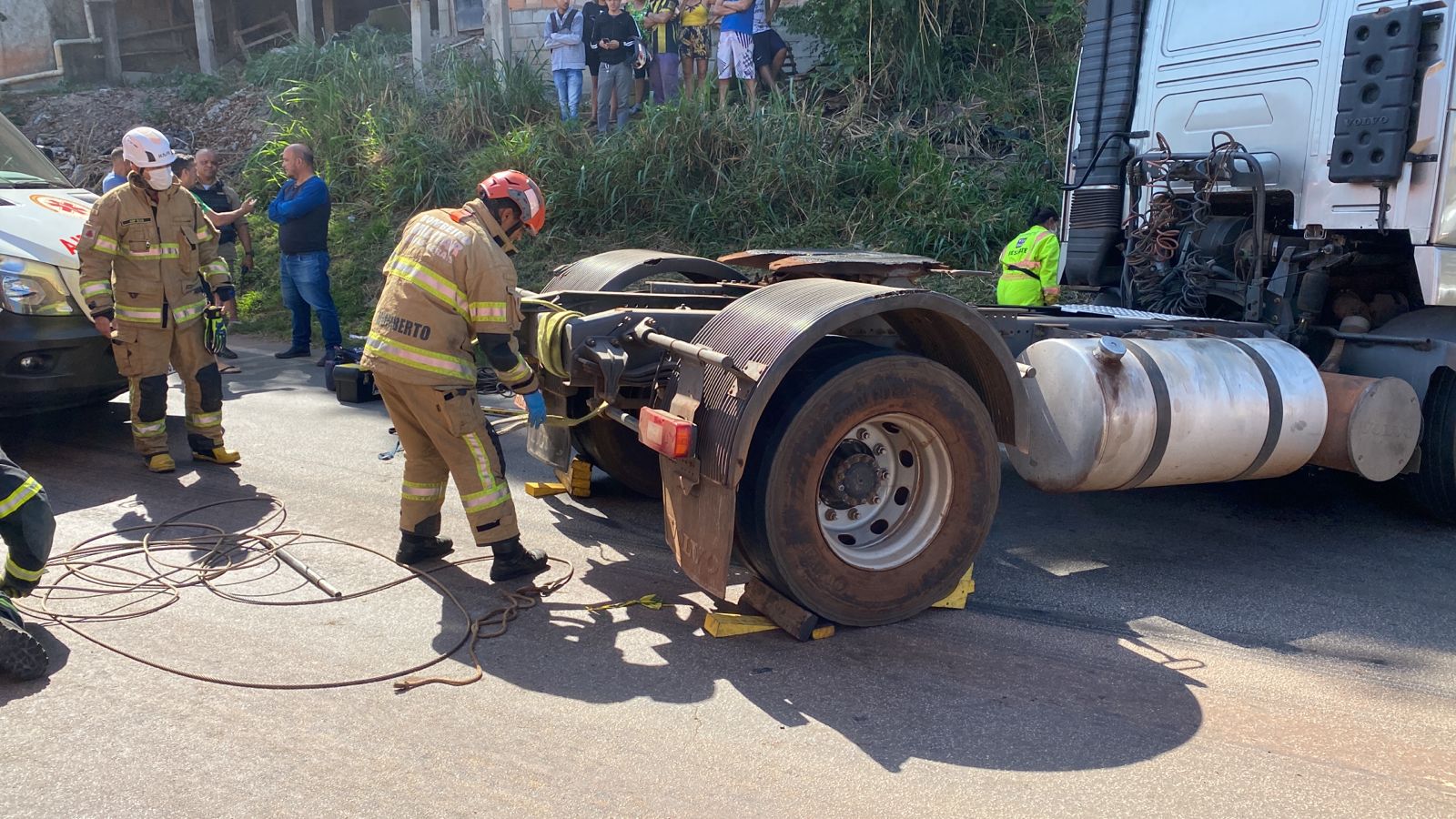 Motociclista tem pernas amputadas após acidente no Anel Rodoviário, em Belo Horizonte - Foto: Divulgação/Corpo de Bombeiros