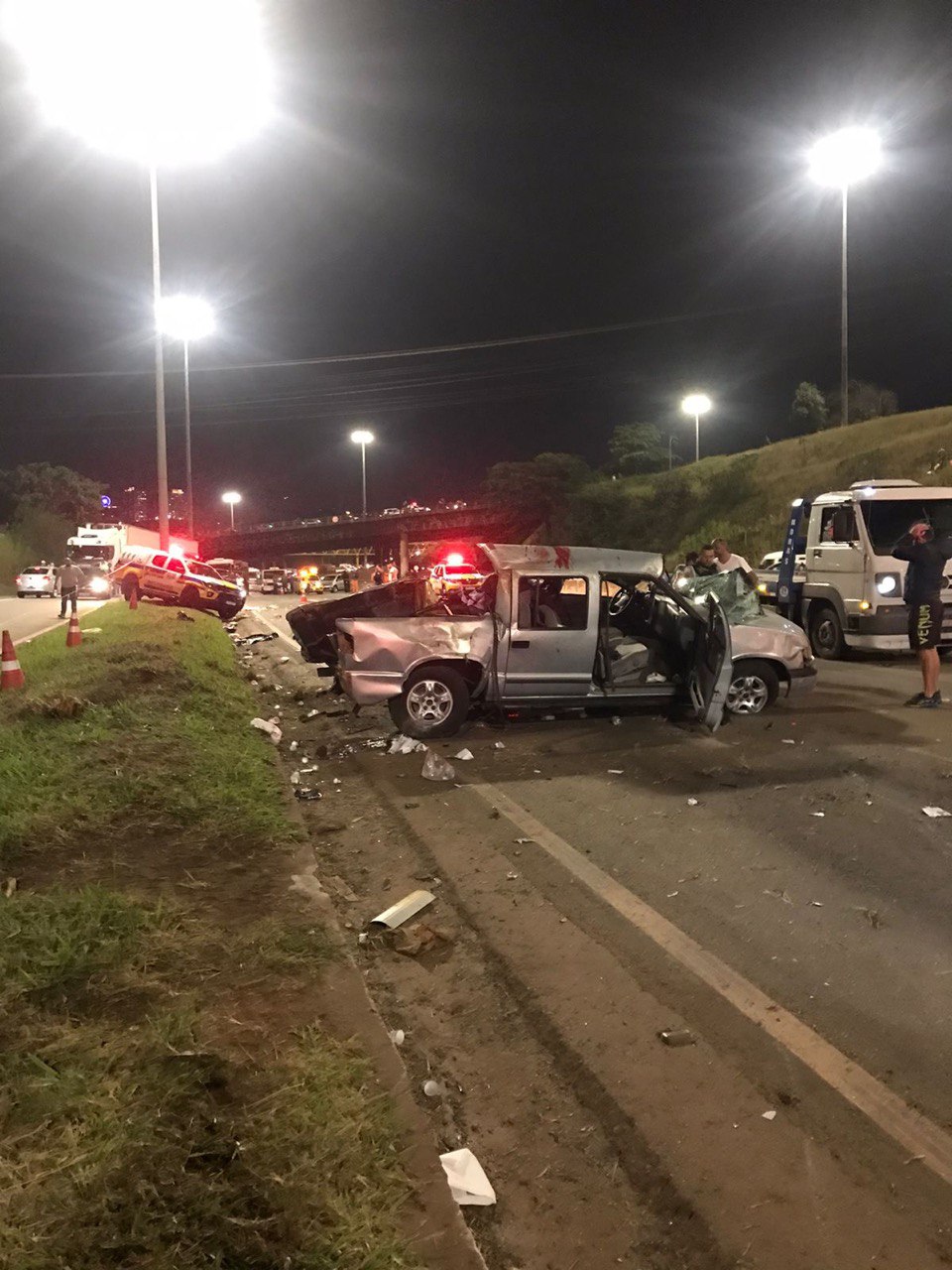 Duas pessoas morrem em grave acidente no Anel Rodoviário, no bairro Betânia, em BH - Foto: Divulgação/CBMMG