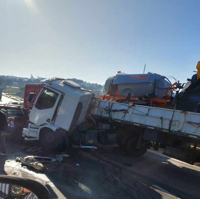 Engavetamento envolve carros, carreta e caminhão no Anel Rodoviário, no bairro Caiçara, em BH - Foto: Reprodução/Redes Sociais