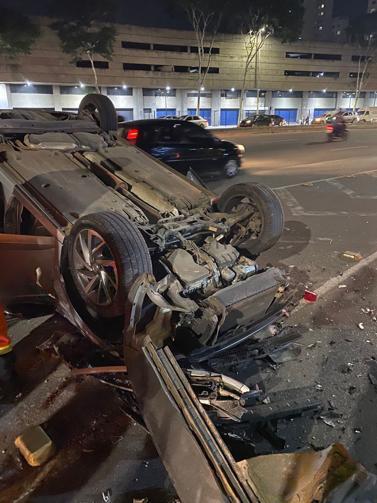 Motorista fica ferido após carro capotar na Avenida do Contorno, no Centro de Belo Horizonte - Foto: Divulgação/Corpo de Bombeiros