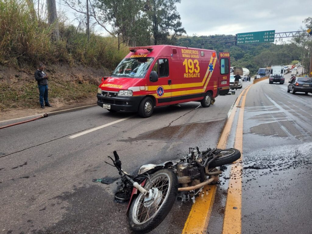 Motociclista fica gravemente ferido em acidente com carro na BR-040, em Conselheiro Lafaiete - Foto: Divulgação/CBMMG