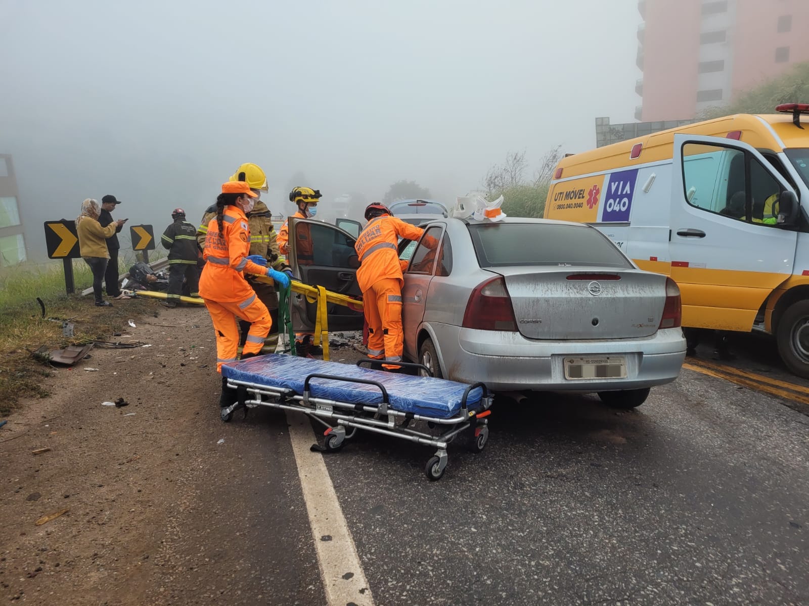 Cinco pessoas ficam feridas em batida frontal na BR-040, em Conselheiro Lafaiete - Foto: Divulgação/Corpo de Bombeiros