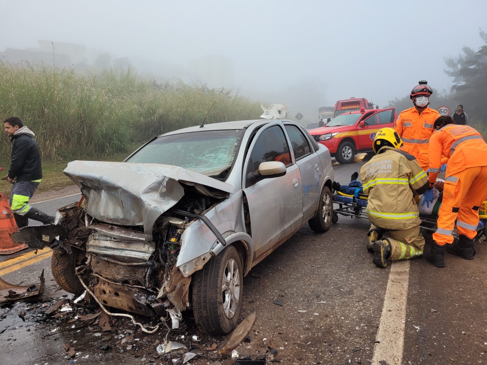 Cinco pessoas ficam feridas em batida frontal na BR-040, em Conselheiro Lafaiete - Foto: Divulgação/Corpo de Bombeiros